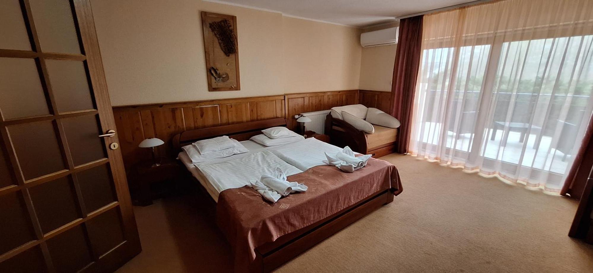 Atryum Hotel Szolnok Exterior photo